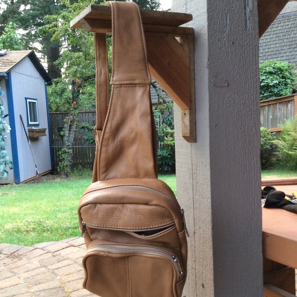 Leather sling travel bag Mexico multiple zip slots - Picture 2 of 4